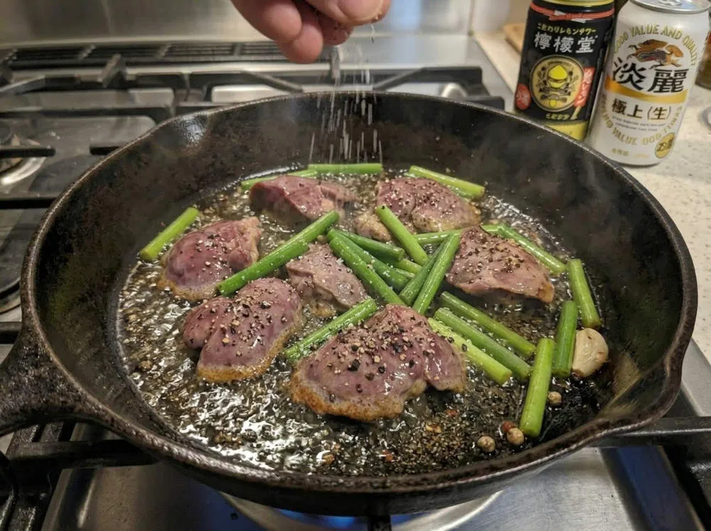 塩コショウで味付けする