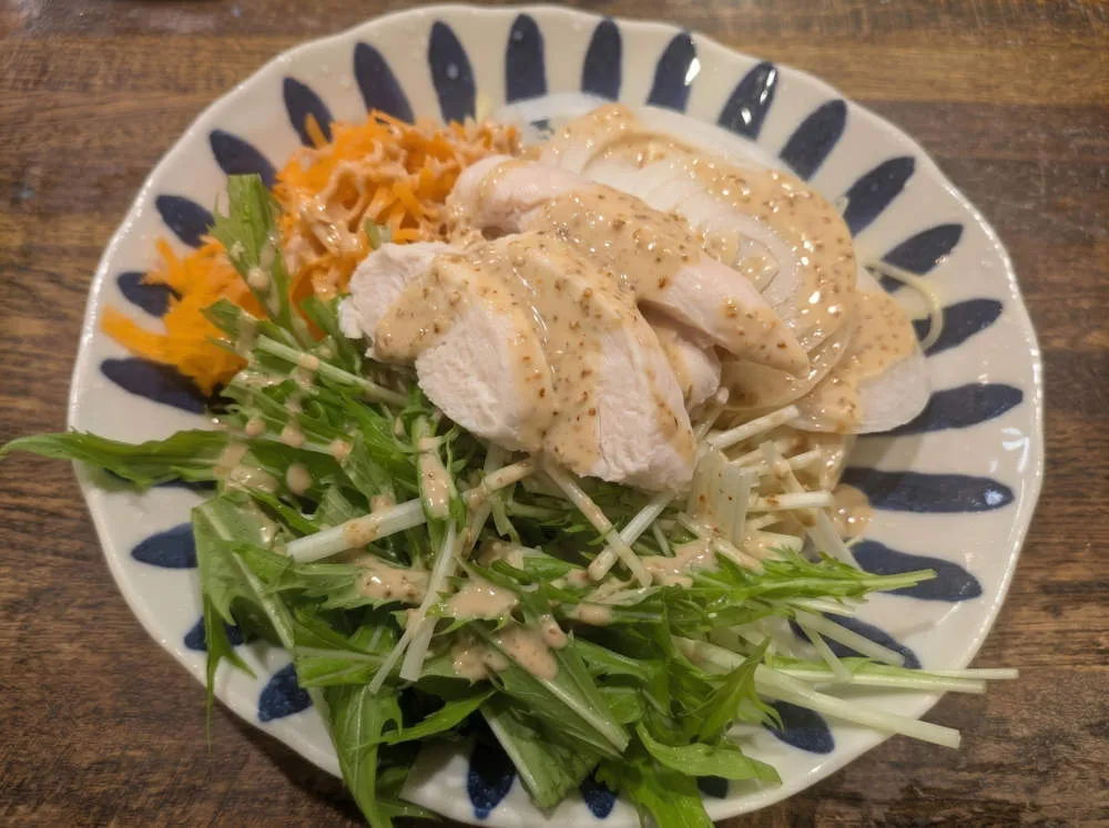 胡麻ドレッシングをかける
