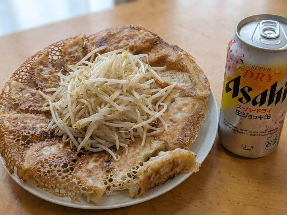 パリパリ羽根つき餃子の塩コショウ爆盛りもやし添え 完成