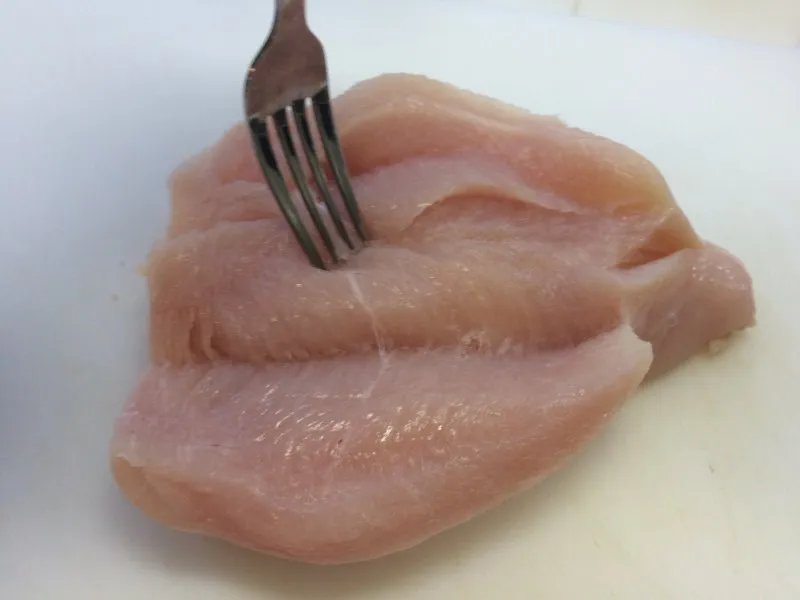 自家製鶏ハム 鶏ムネ肉にフォークで穴をあける