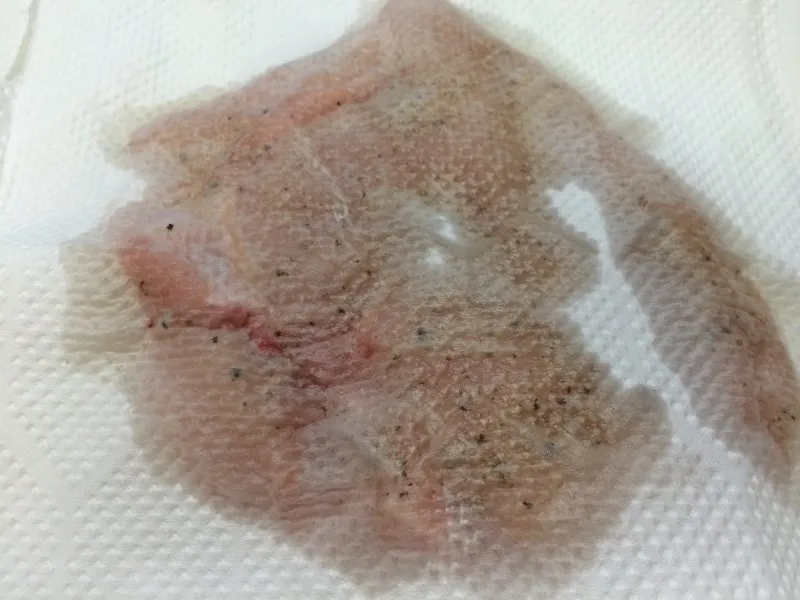 自家製鶏ハム 塩コショウで味付けした鶏ムネ肉にキッチンペーパー