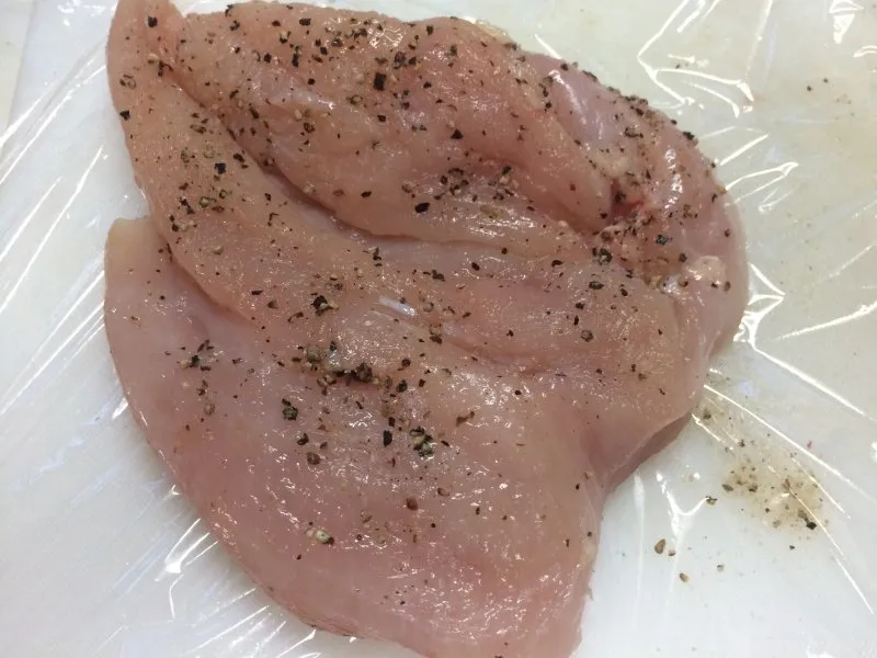 自家製鶏ハム 鶏ムネ肉キッチンペーパーで水分取る