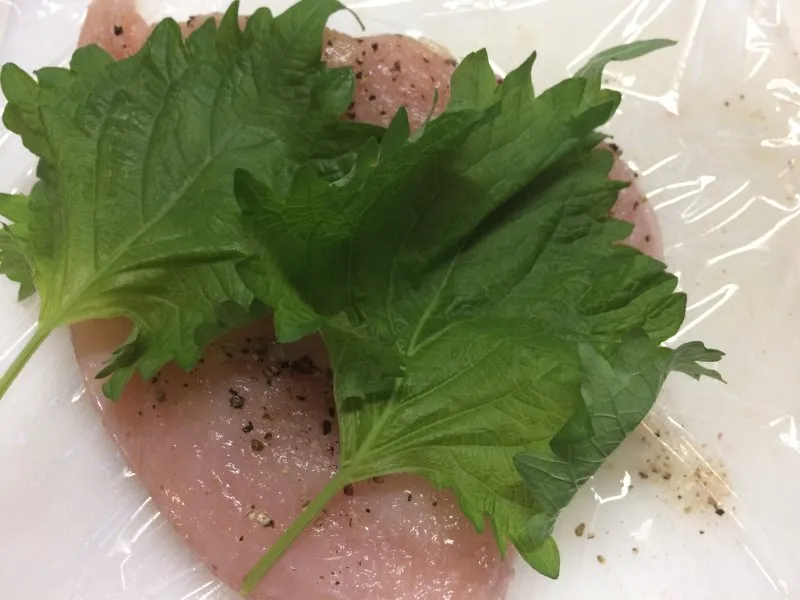 自家製鶏ハム 鶏ハムに大葉を入れる