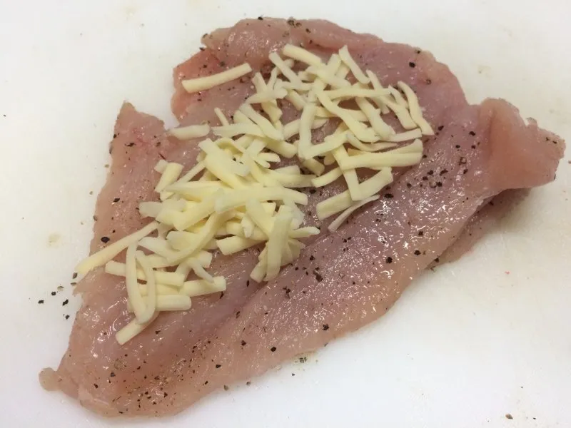 自家製鶏ハム 鶏ハムにチーズを入れる