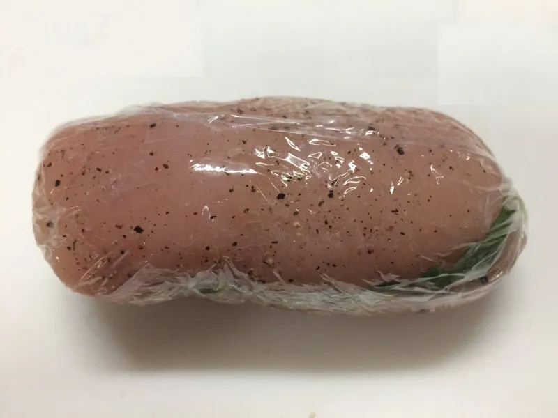 自家製鶏ハム 鶏ムネ肉をラップで巻く