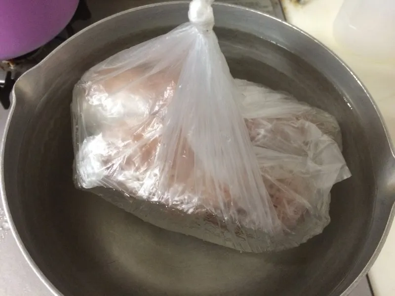 自家製鶏ハム ラップに巻いた鶏ムネ肉を茹でる