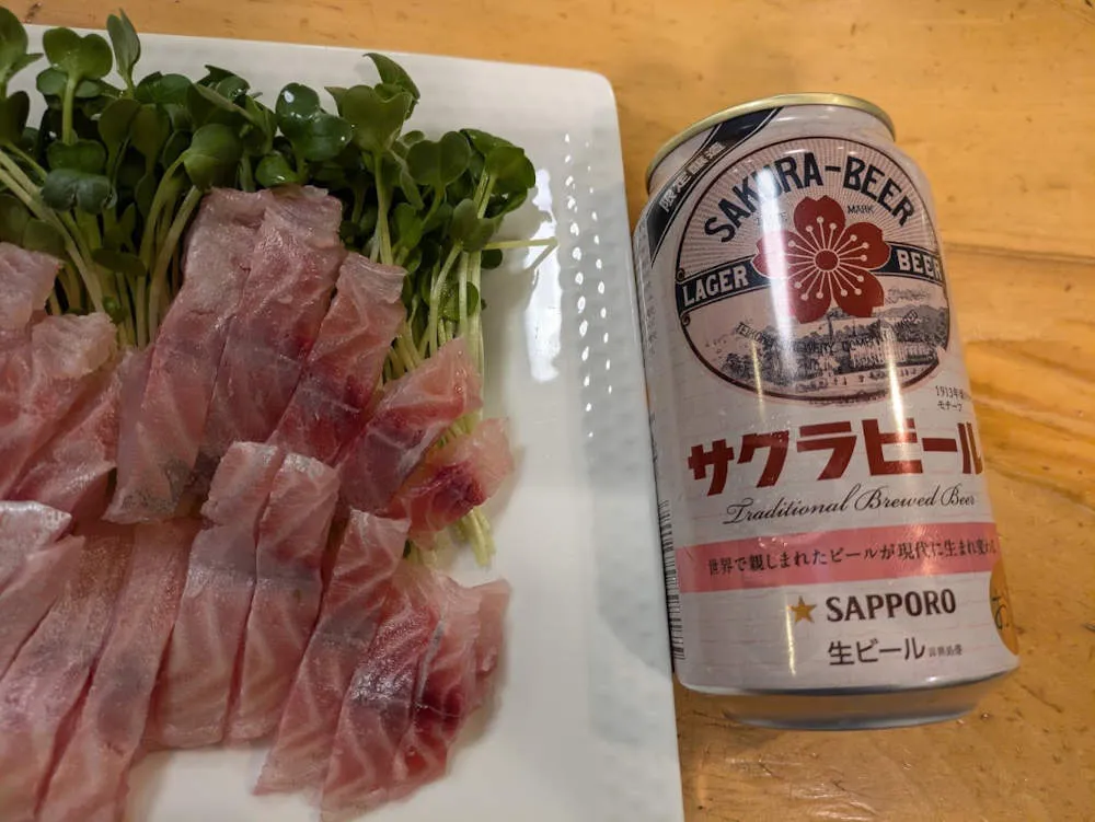 タイの刺身とサクラビール