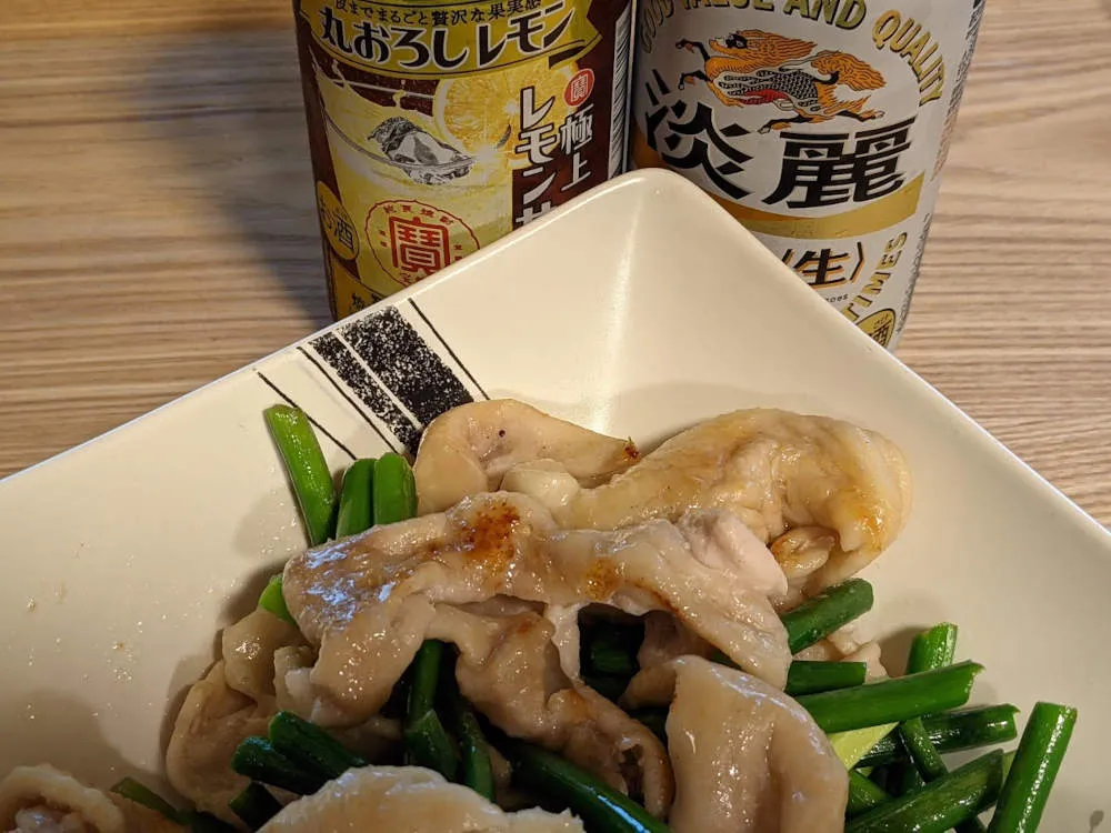 鶏皮とにんにくの芽の塩コショウ炒め