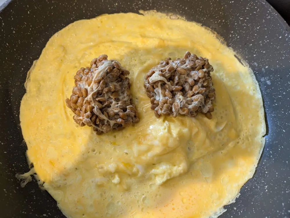 調理中の納豆チーズオムレツ