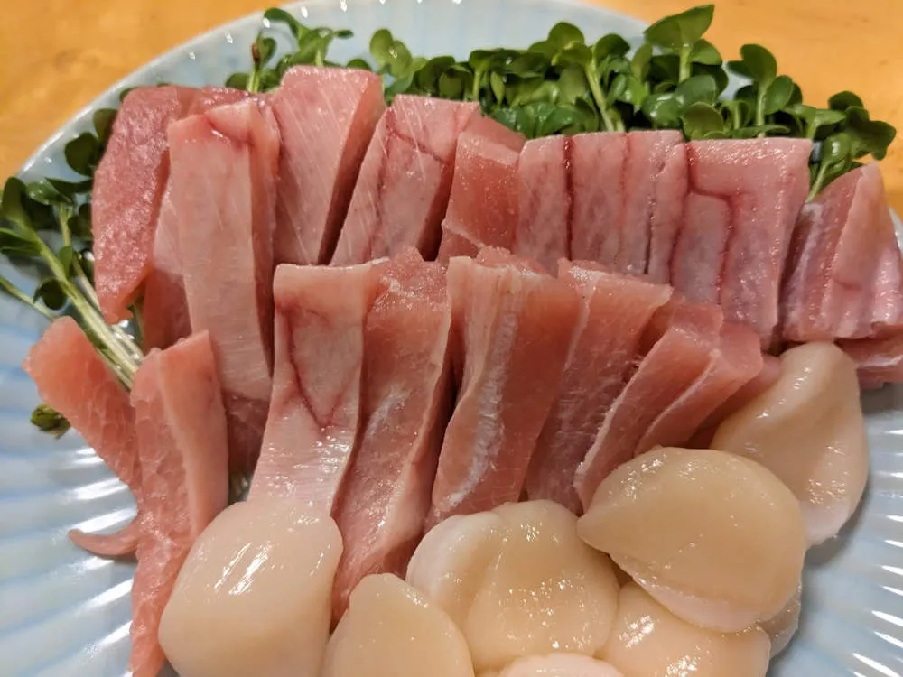 バチマグロのハラモとホタテ貝柱の刺身 カイワレ添え