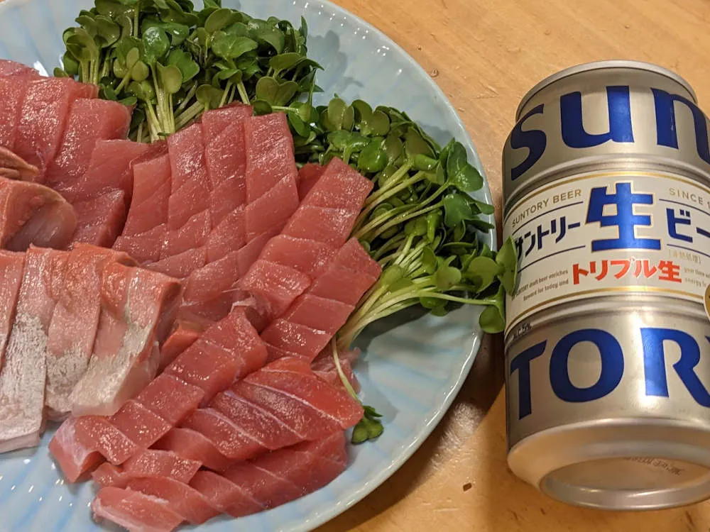 バチマグロのハラモ、カンパチの刺身にカイワレを添えたツマミ