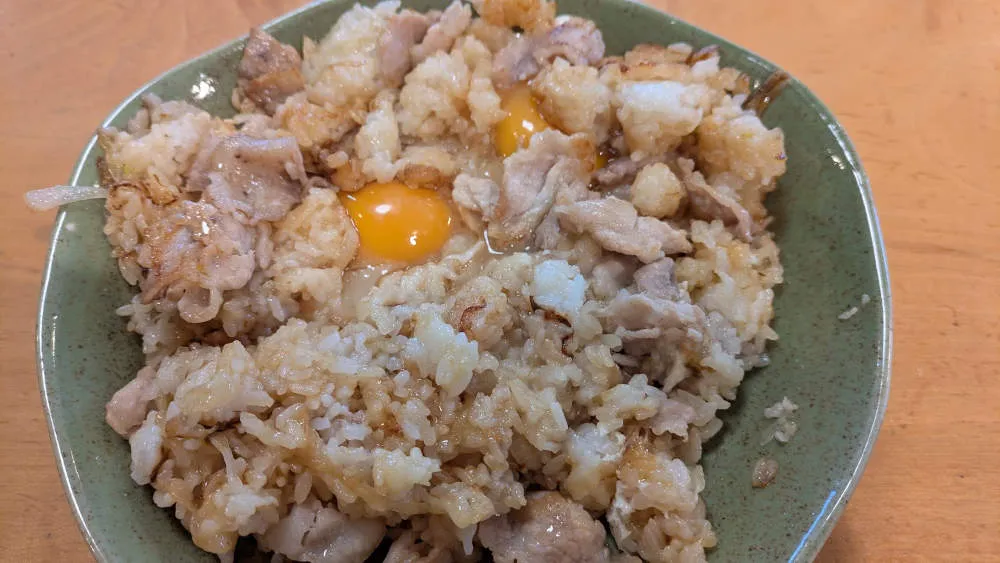 豚小間と玉ねぎの焦がし醤油炒め卵落としごはん