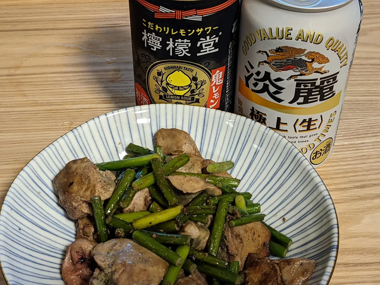 切らない鶏レバーとニンニクの芽の塩コショウ炒め
