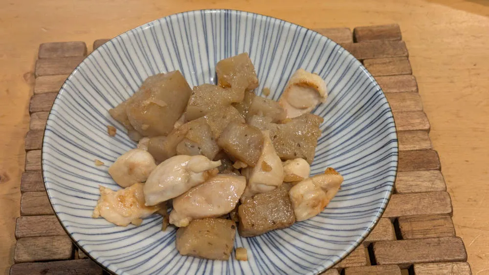 こんにゃくと鶏ささみのガリバタ醤油炒め