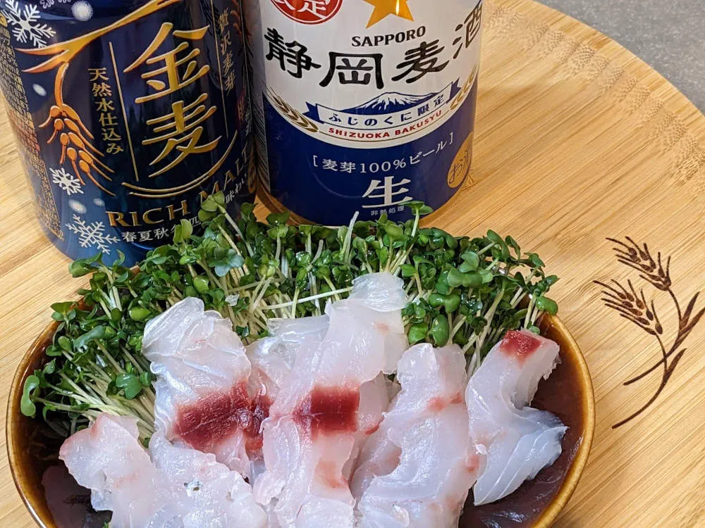 タカベの刺身を盛り付ける