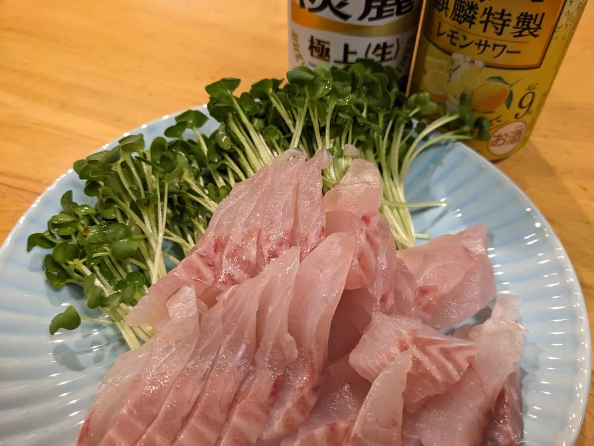 真鯛の刺身にカイワレを添えたツマミとお酒