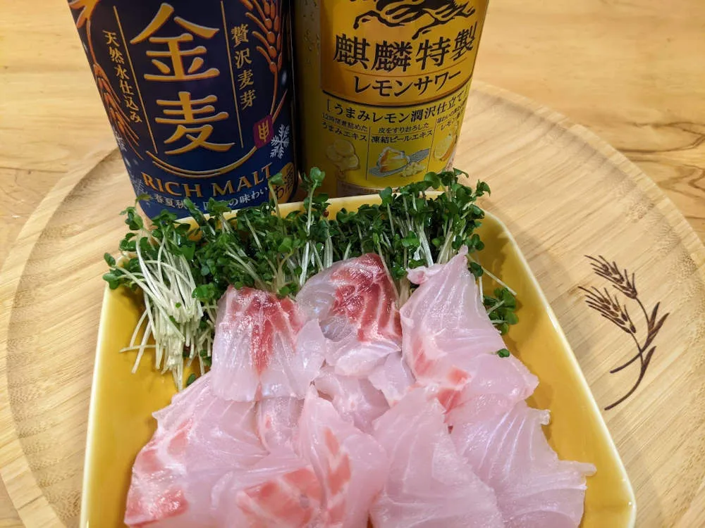 オジサンの刺身とスプラウトを盛り付ける