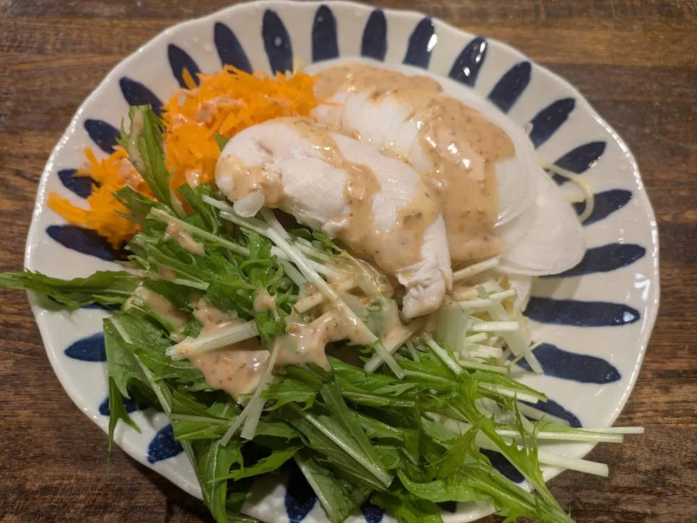 蒸し鶏とシャキシャキ野菜のコク旨胡麻ドレッシングがけ