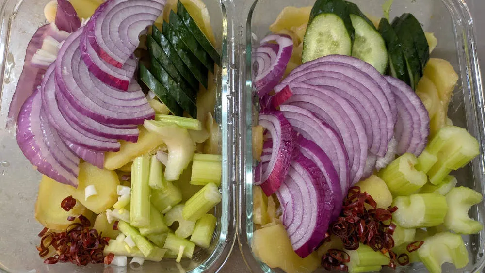 ピクルスを漬け込む前の色鮮やかな野菜たち