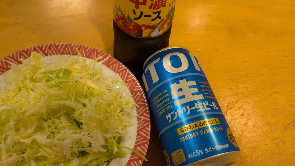 キャベツの中濃ソースがけとビール