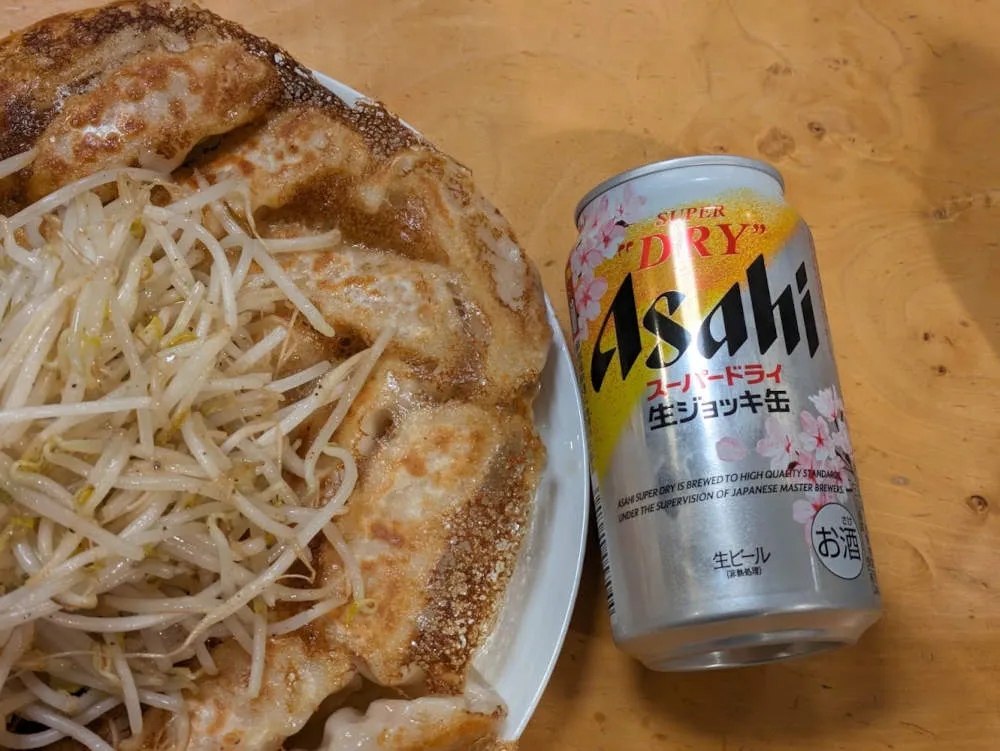 パリパリ羽根つき餃子の塩コショウ爆盛りもやし添え